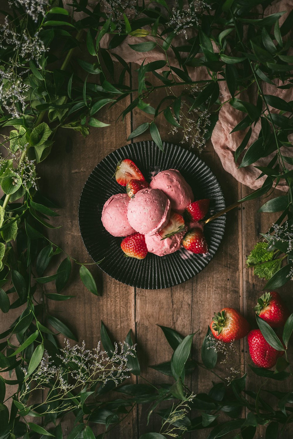 frutta rossa su piatto rotondo nero