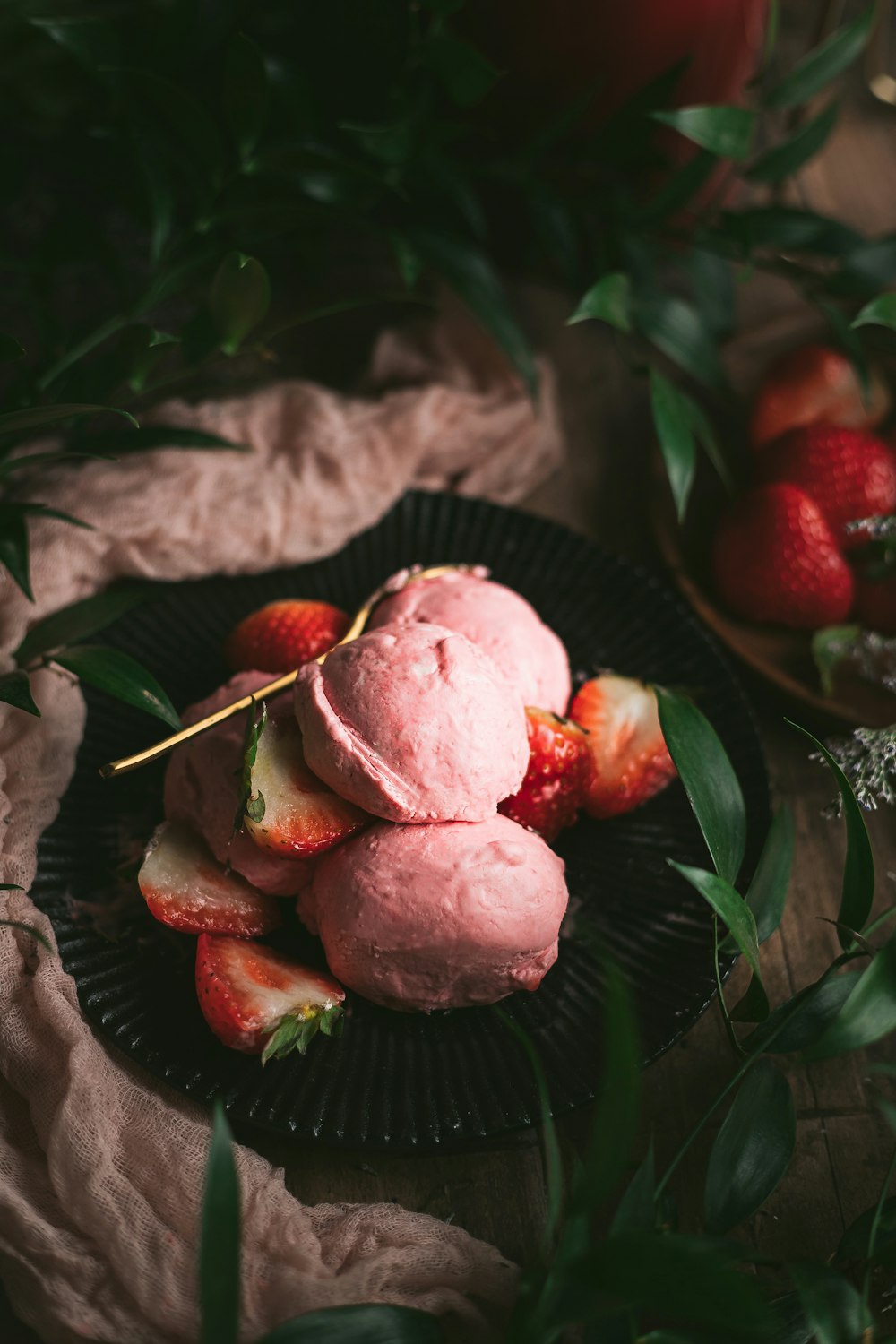 Erdbeeren auf schwarzem runden Teller