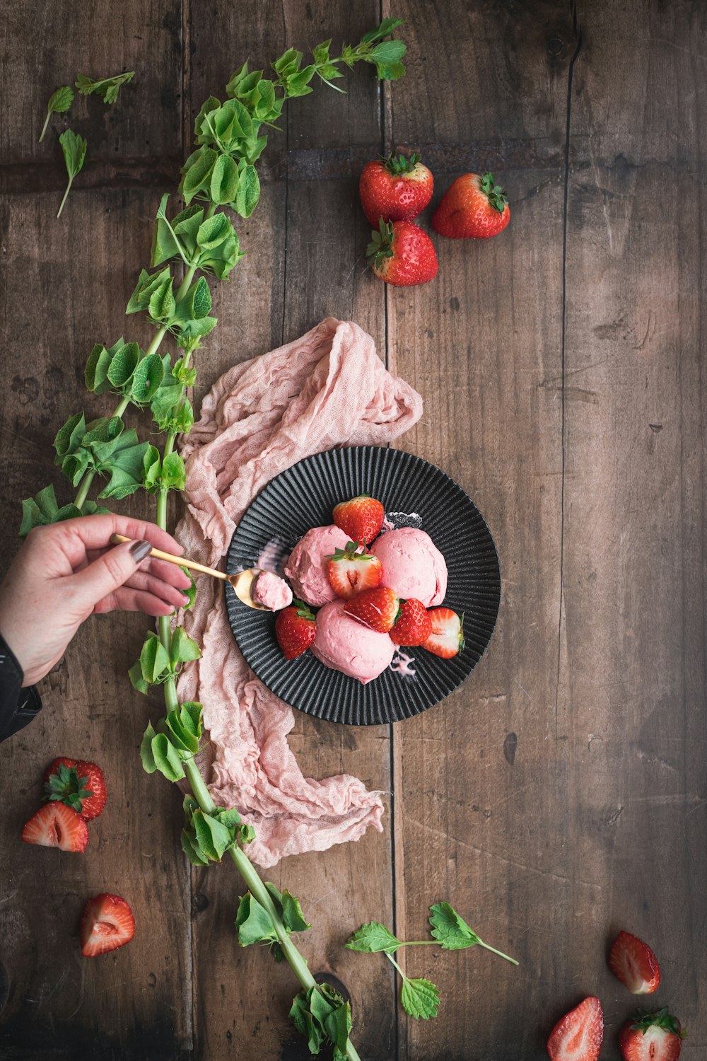 Fragole a fette su ciotola di ceramica blu