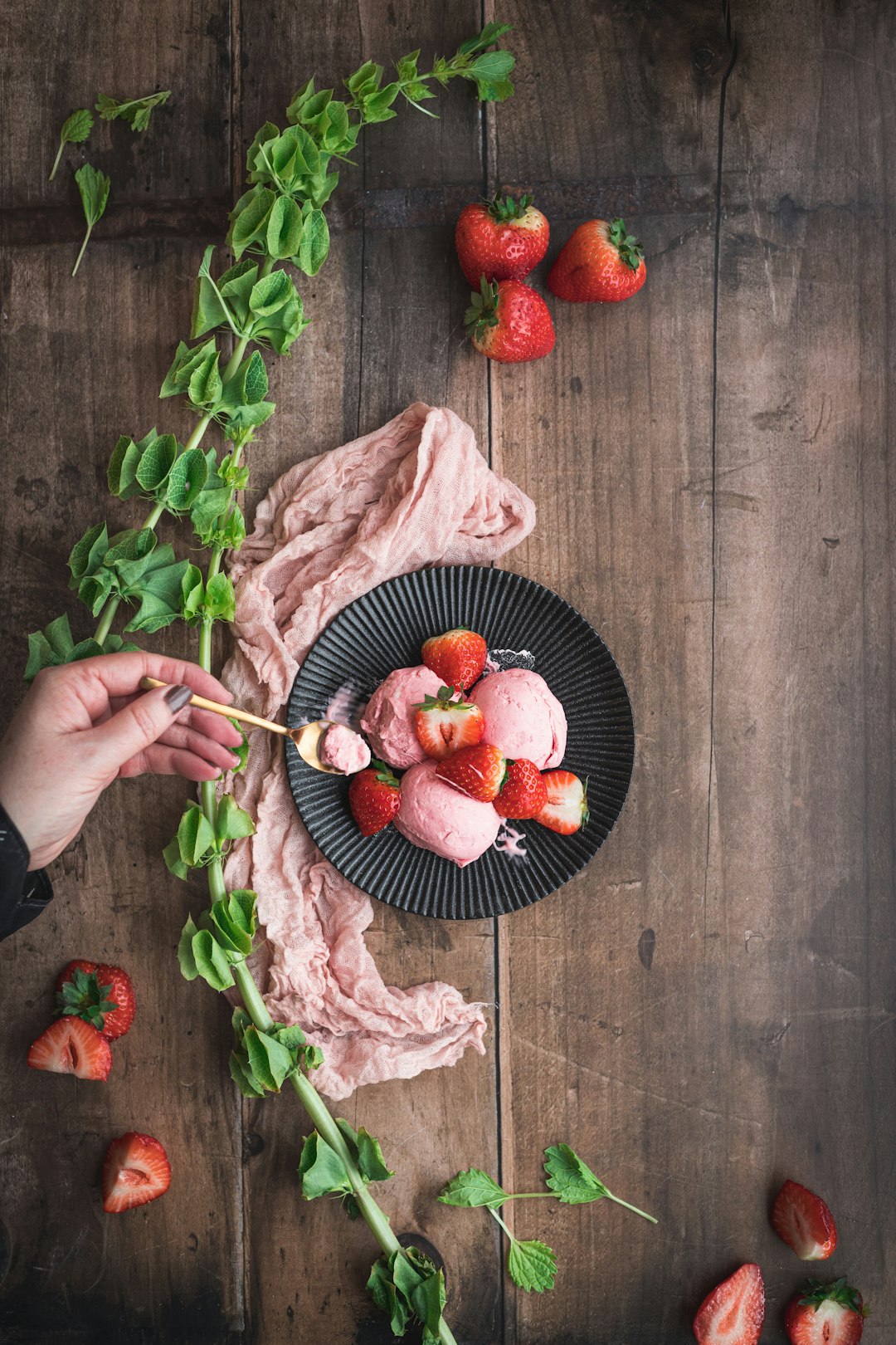 sliced strawberries on blue ceramic bowl