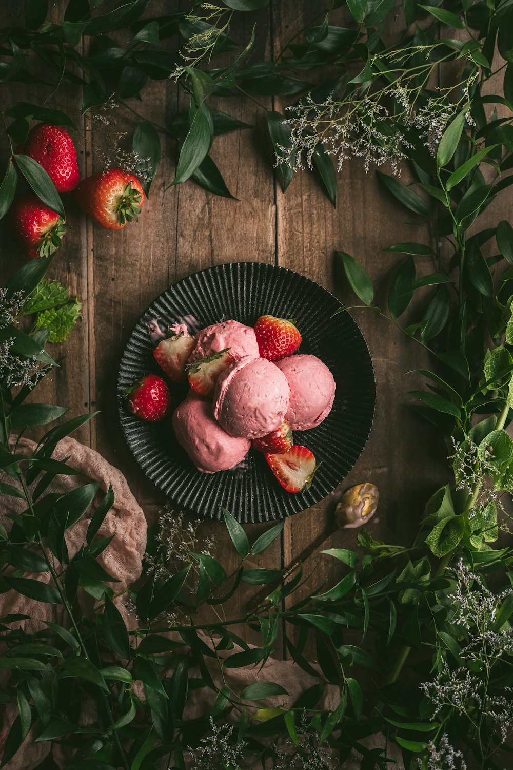 frutta rotonda rossa su piatto rotondo nero