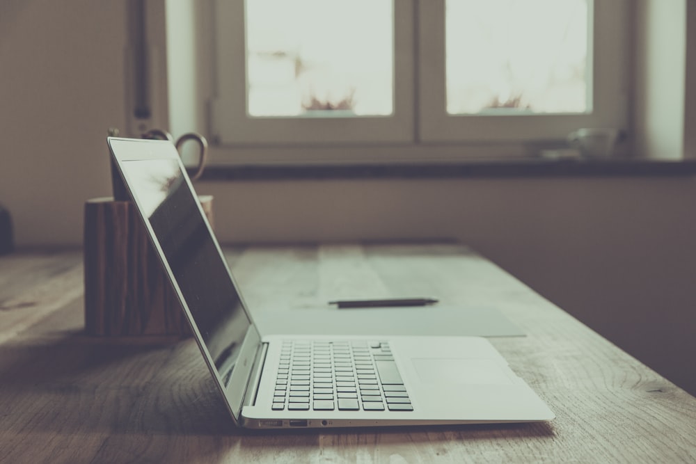 MacBook Pro sur table en bois marron