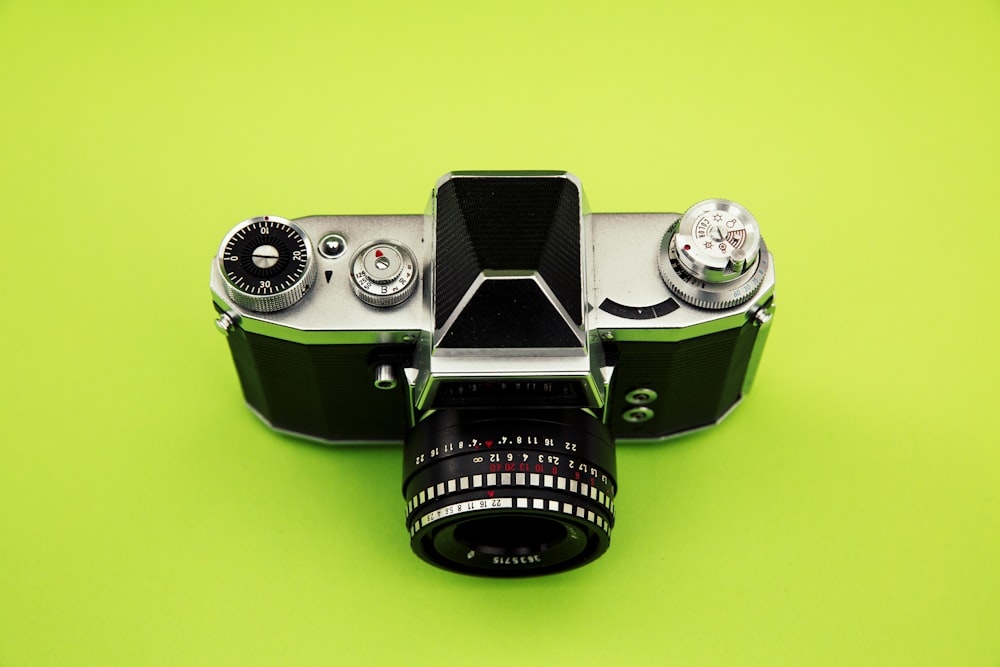 Caméra noire et argentée sur surface verte