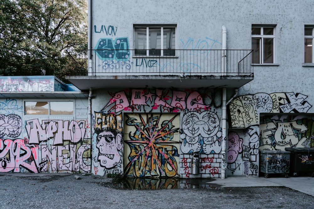 Mur peint en blanc et bleu avec graffiti