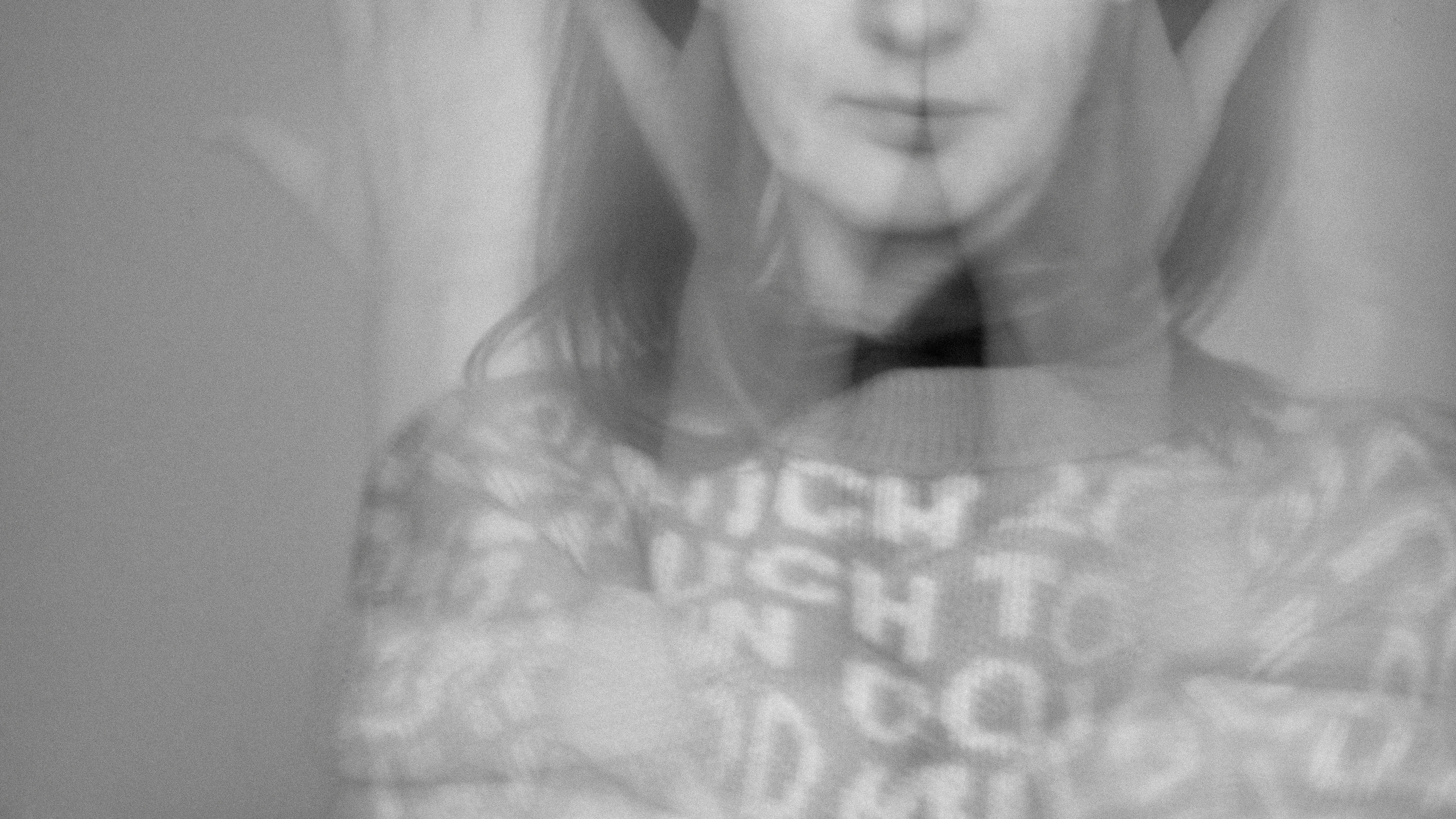 mulher na camisa branca e preta