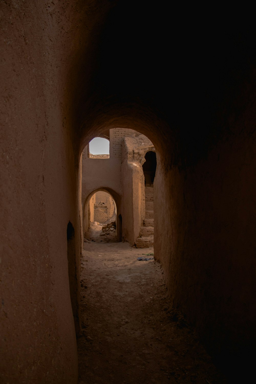 tunnel di cemento marrone durante il giorno