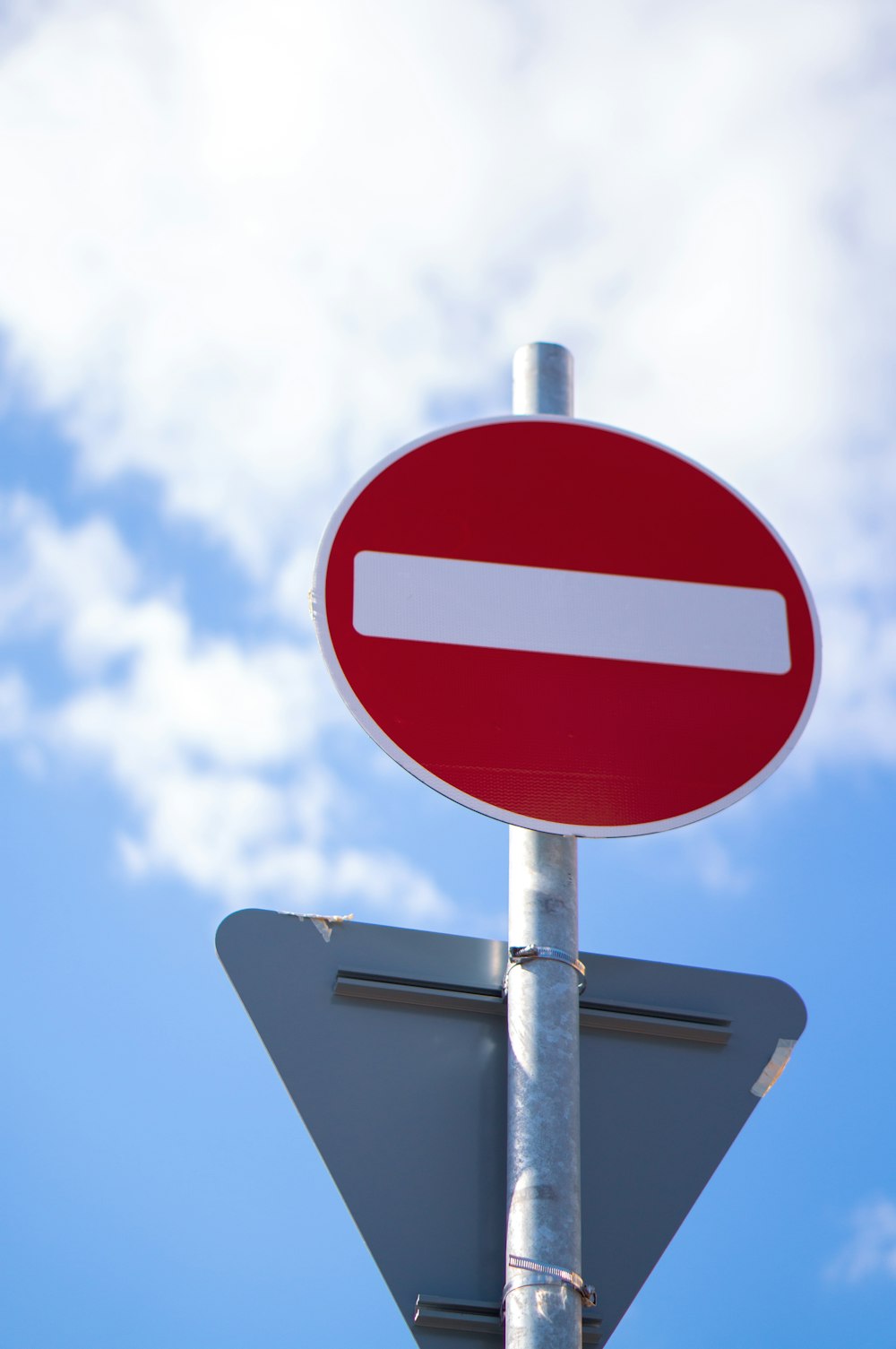 red and white stop sign