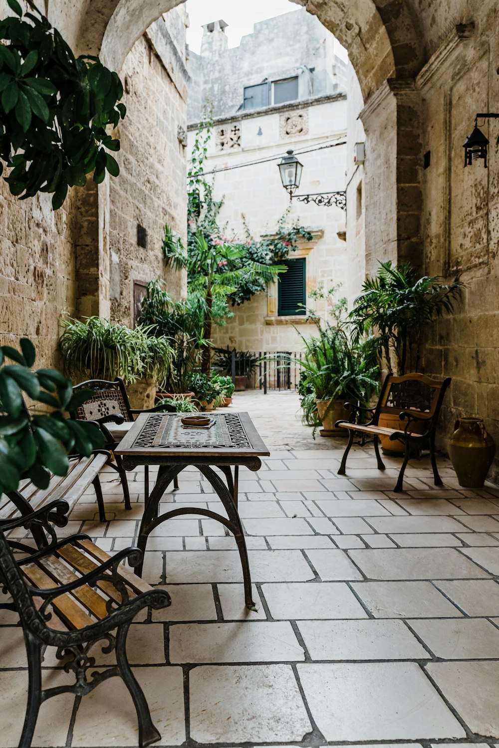 Mesa y sillas de madera marrón