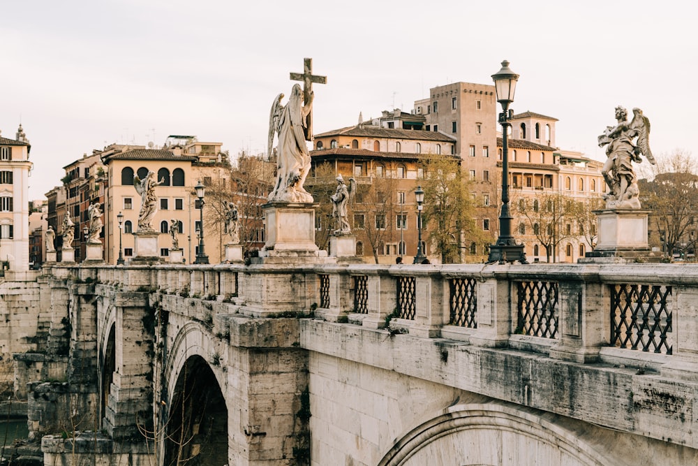 edificio in cemento bianco con statua dell'uomo in cima