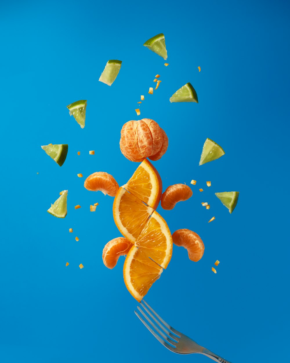 青い表面にスライスしたオレンジ色の果物