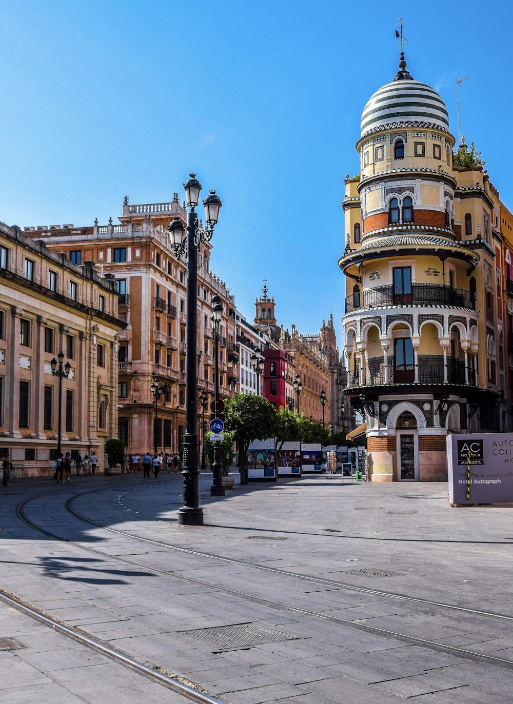 Edificio de hormigón marrón bajo el cielo azul durante el día