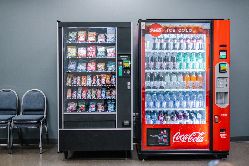 garrafas de coca-cola e coca-cola na máquina de venda automática preta