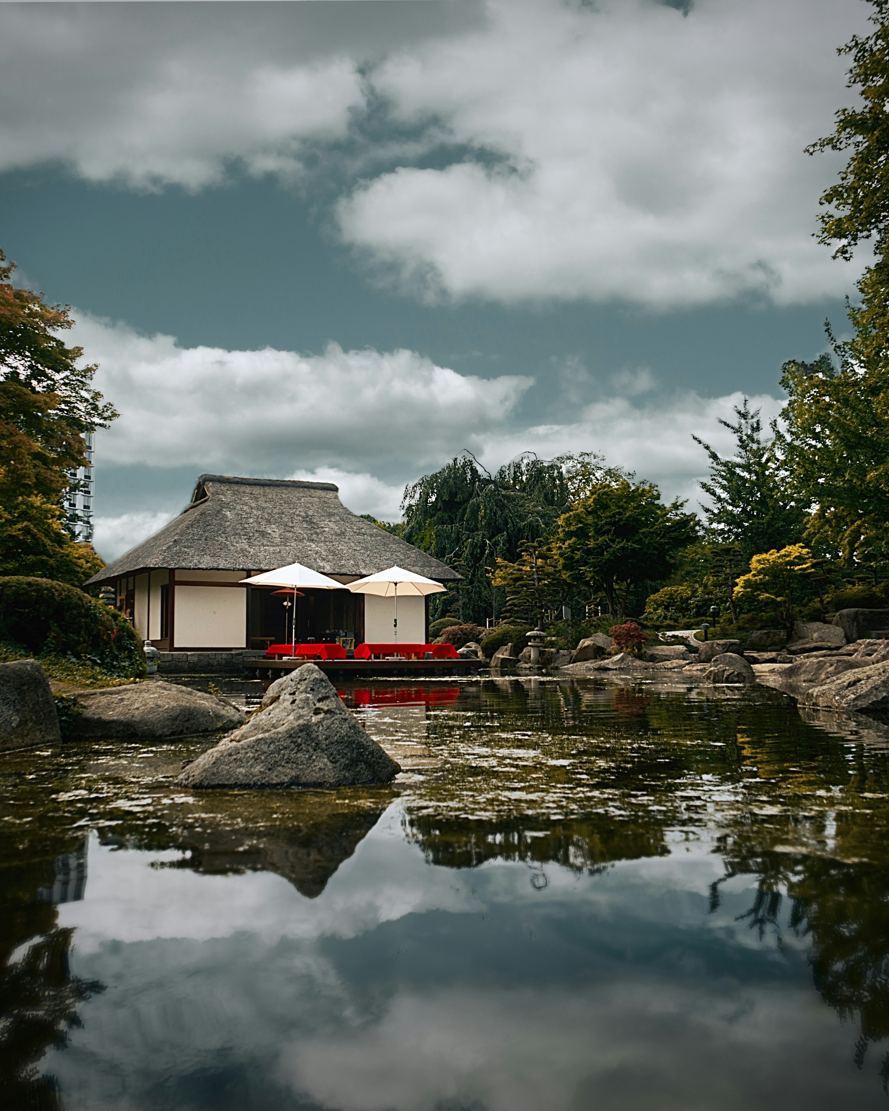 Rotes und Weißes Haus in der Nähe des Gewässers unter blauem Himmel tagsüber