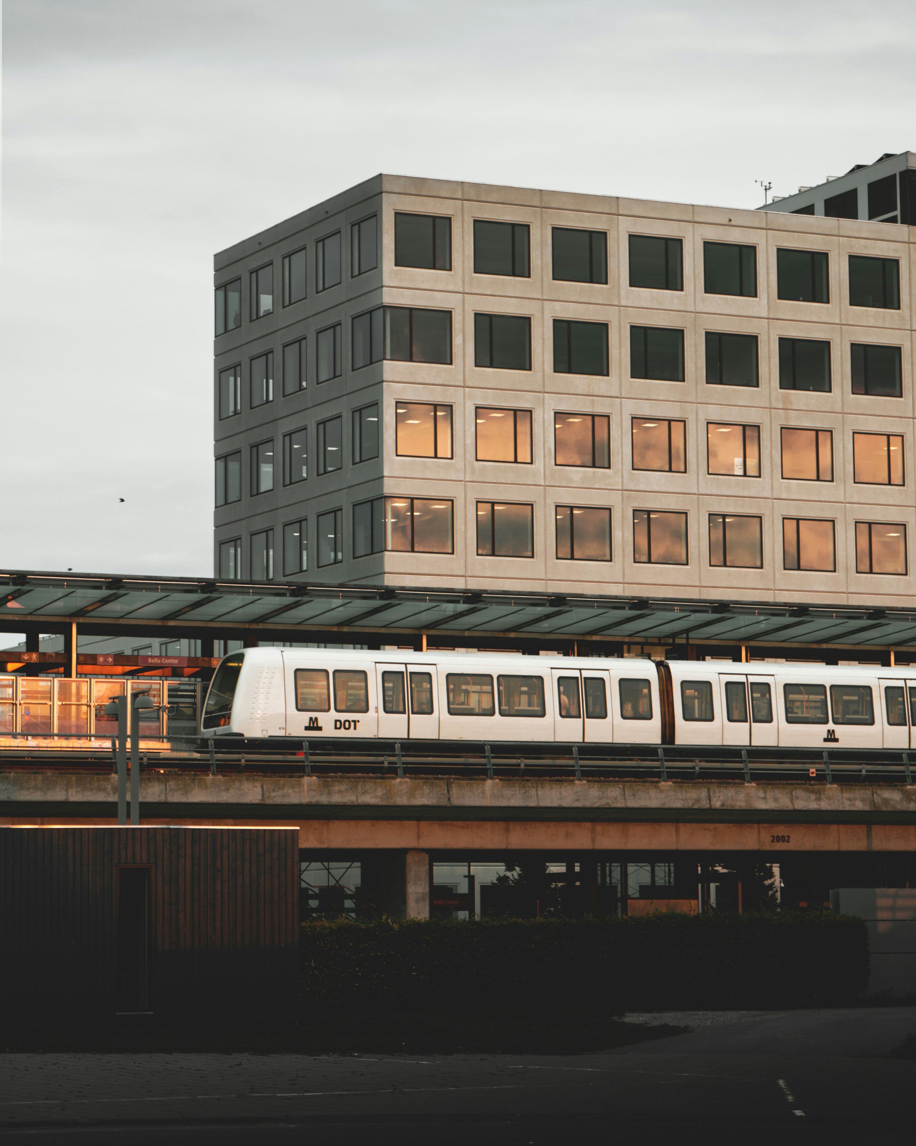 Brauner Betonbau tagsüber