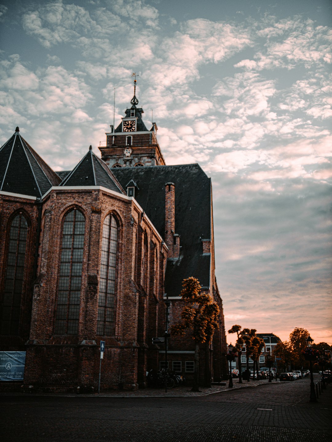 Omdat er veel vraag is bij jongeren naar een uitgebreider lespakket is er het toneelschool traject. Dit traject beschouwen wij als uniek in Nederland.