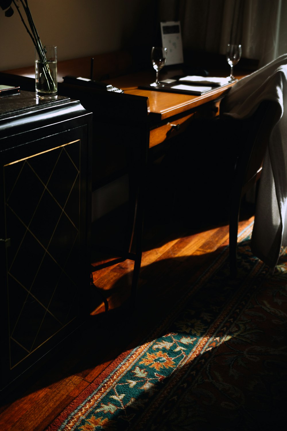 brauner Holztisch auf schwarz-weiß kariertem Boden