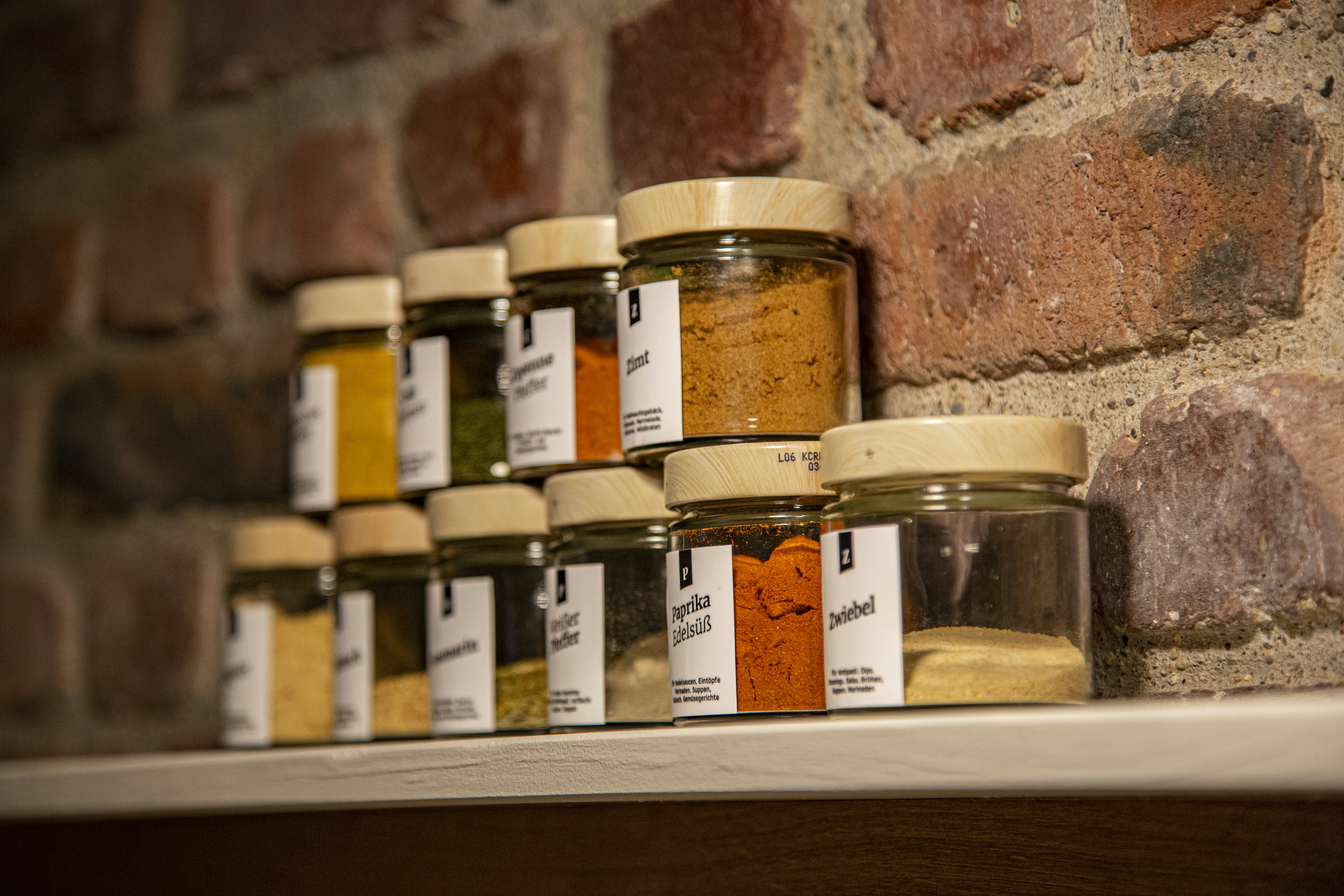 clear glass jars on brown wooden Etiquetas, rótulos, adesivos, lacres de segurança, impressão UV