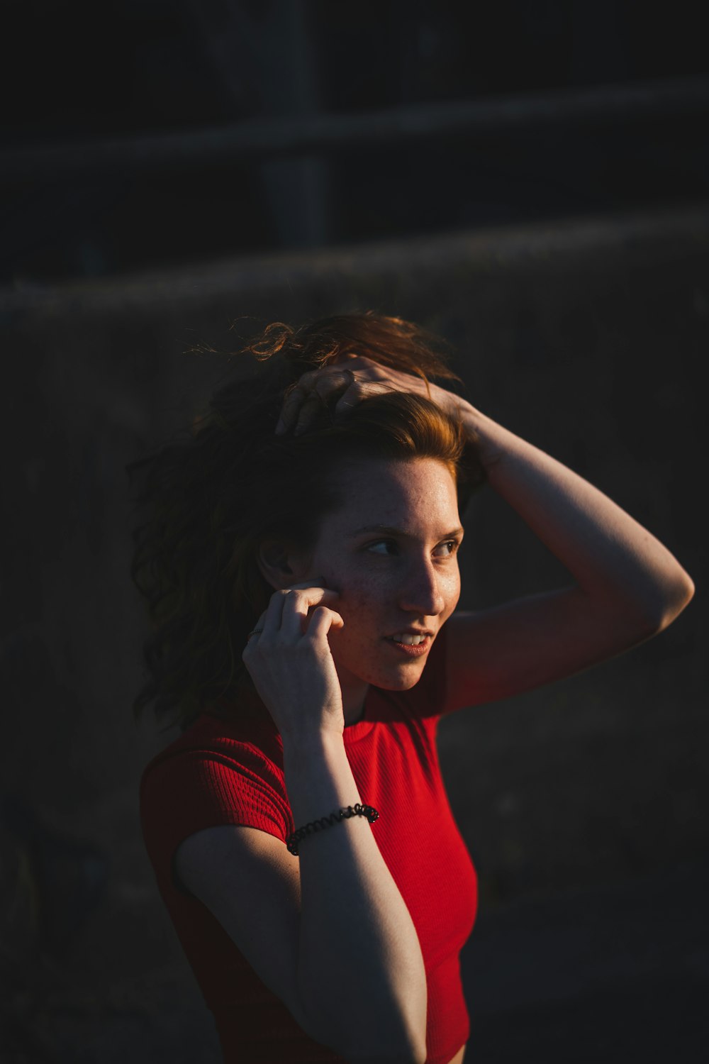 Mujer con camiseta sin mangas roja