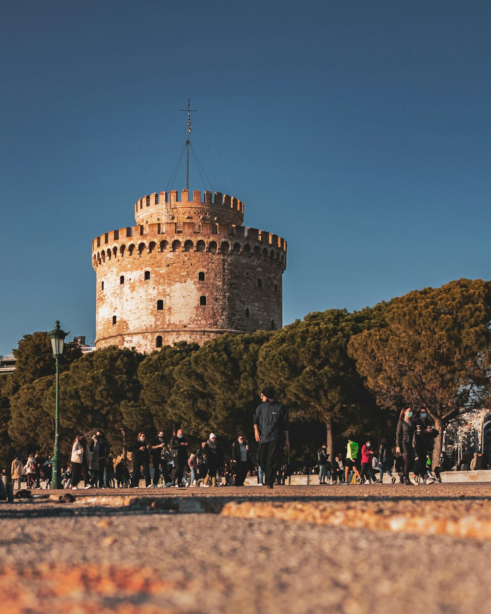 persone che camminano sul parco durante il giorno