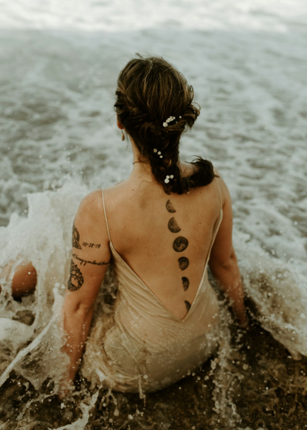 Mujer en camiseta sin mangas marrón en el agua durante el día
