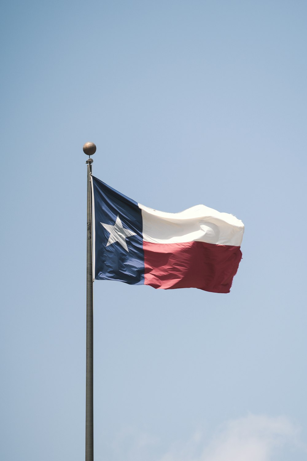 Bandera blanca y roja en el mástil durante el día