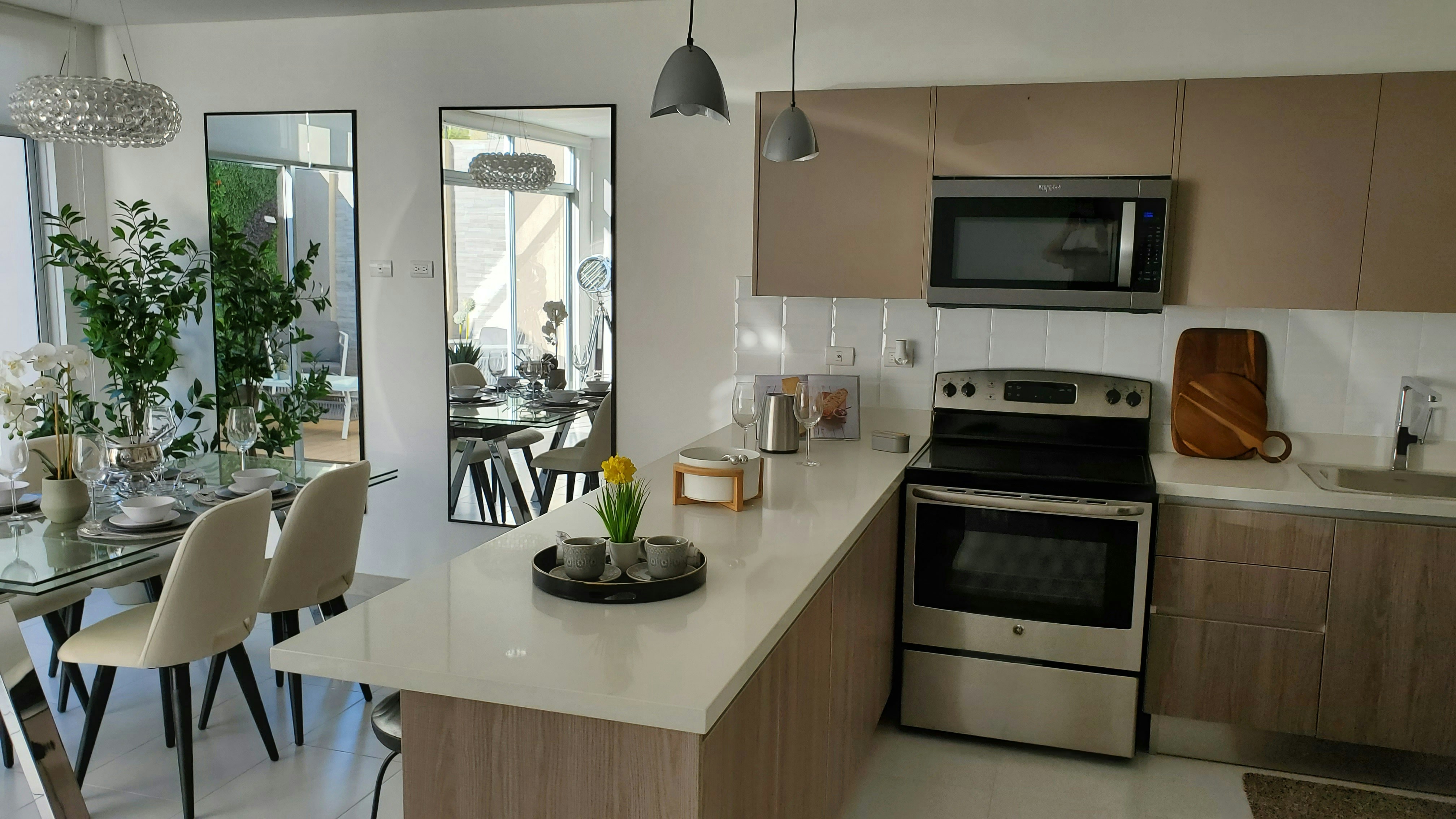 Kitchen and dining area fully equipped with modern appliances