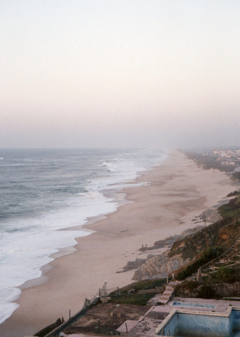 Plage de sable brun pendant la journée