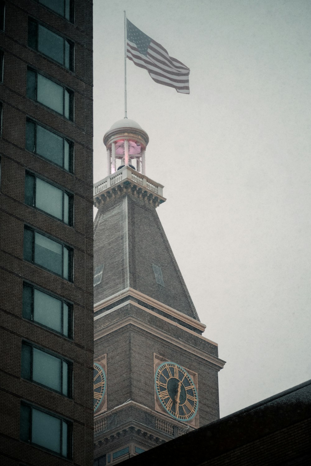 relógio da torre marrom e preto