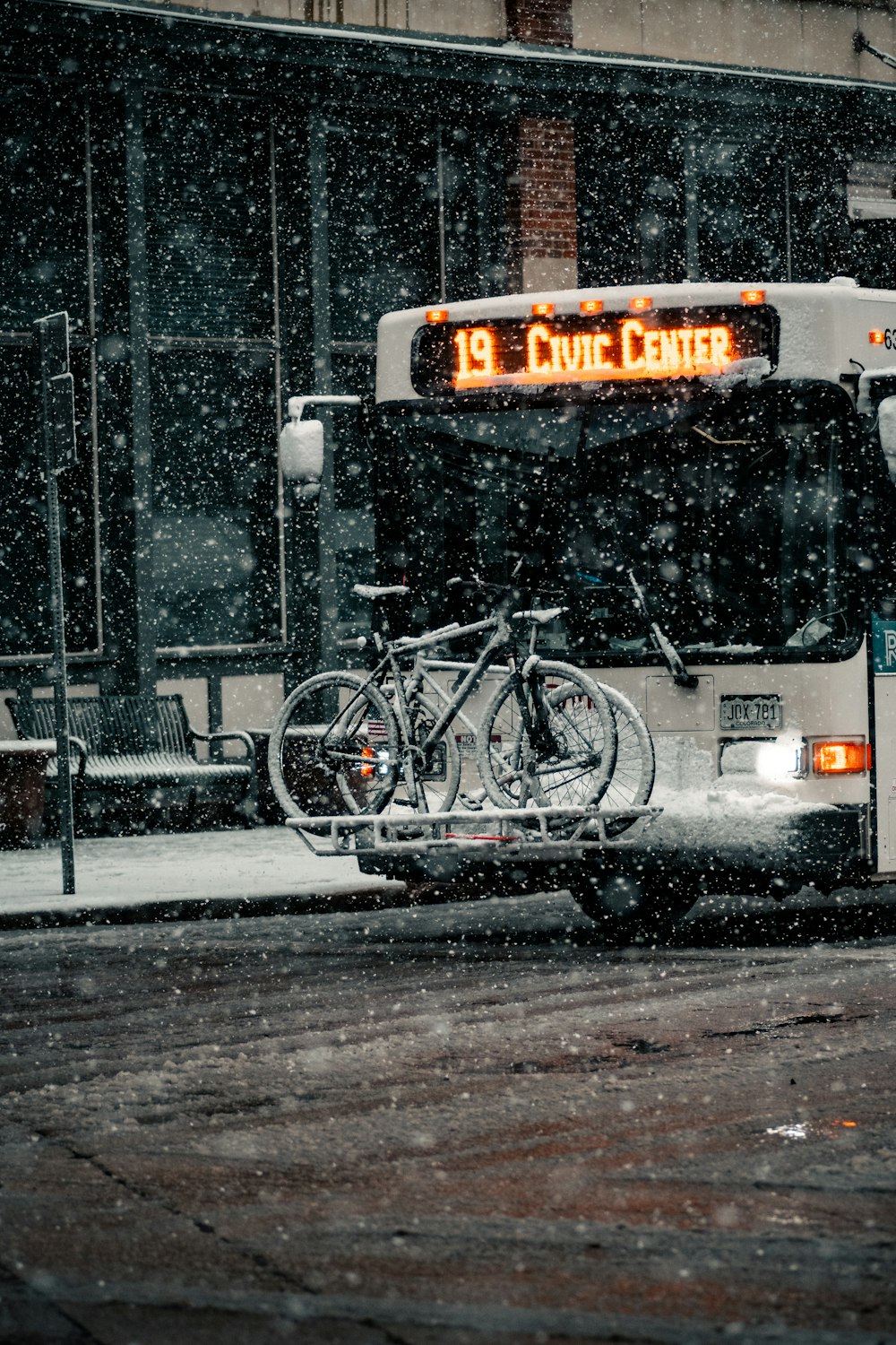 Bicicletta da città in bianco e nero su strada durante il giorno