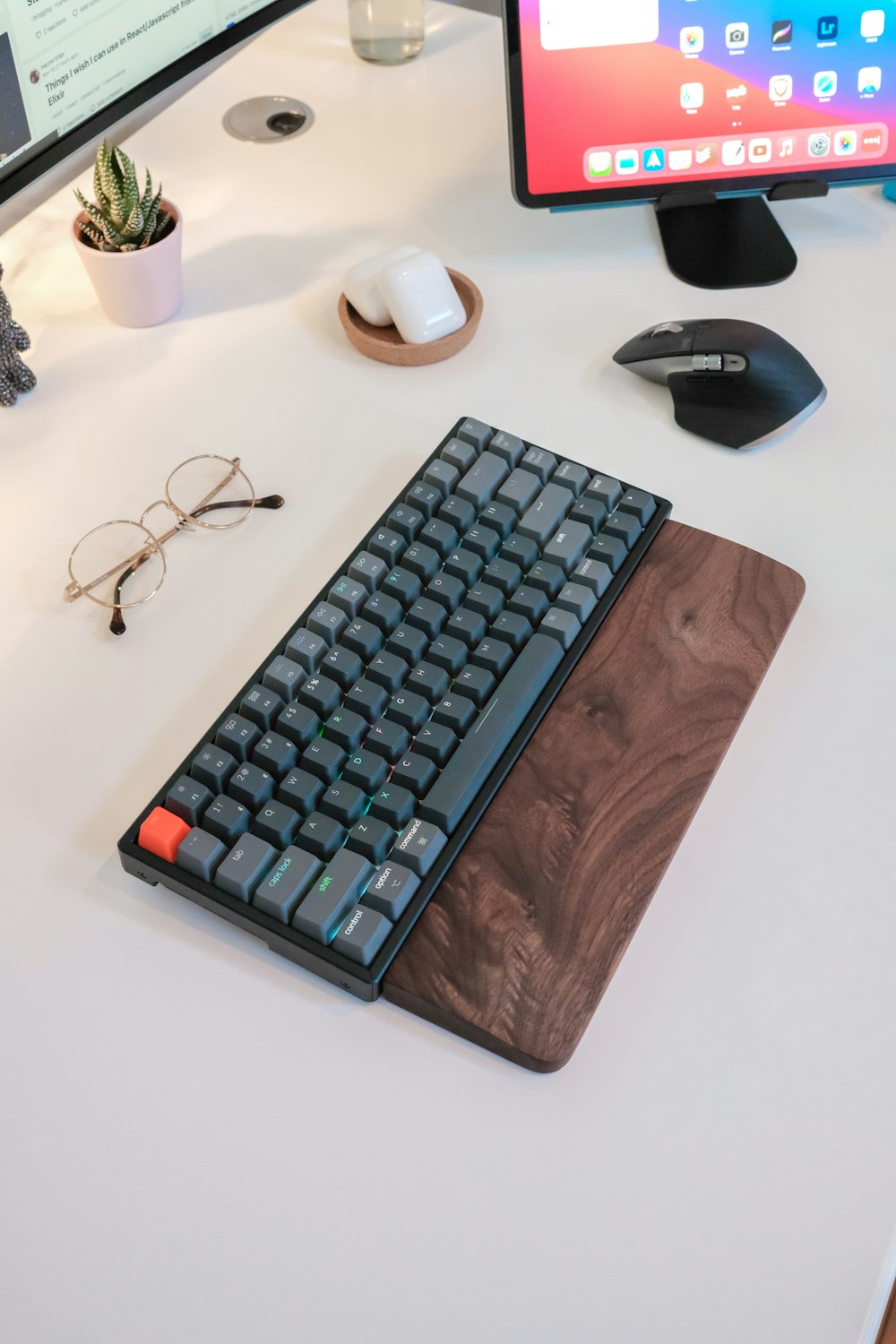 schwarz-blaue Computertastatur auf braunem Holztisch