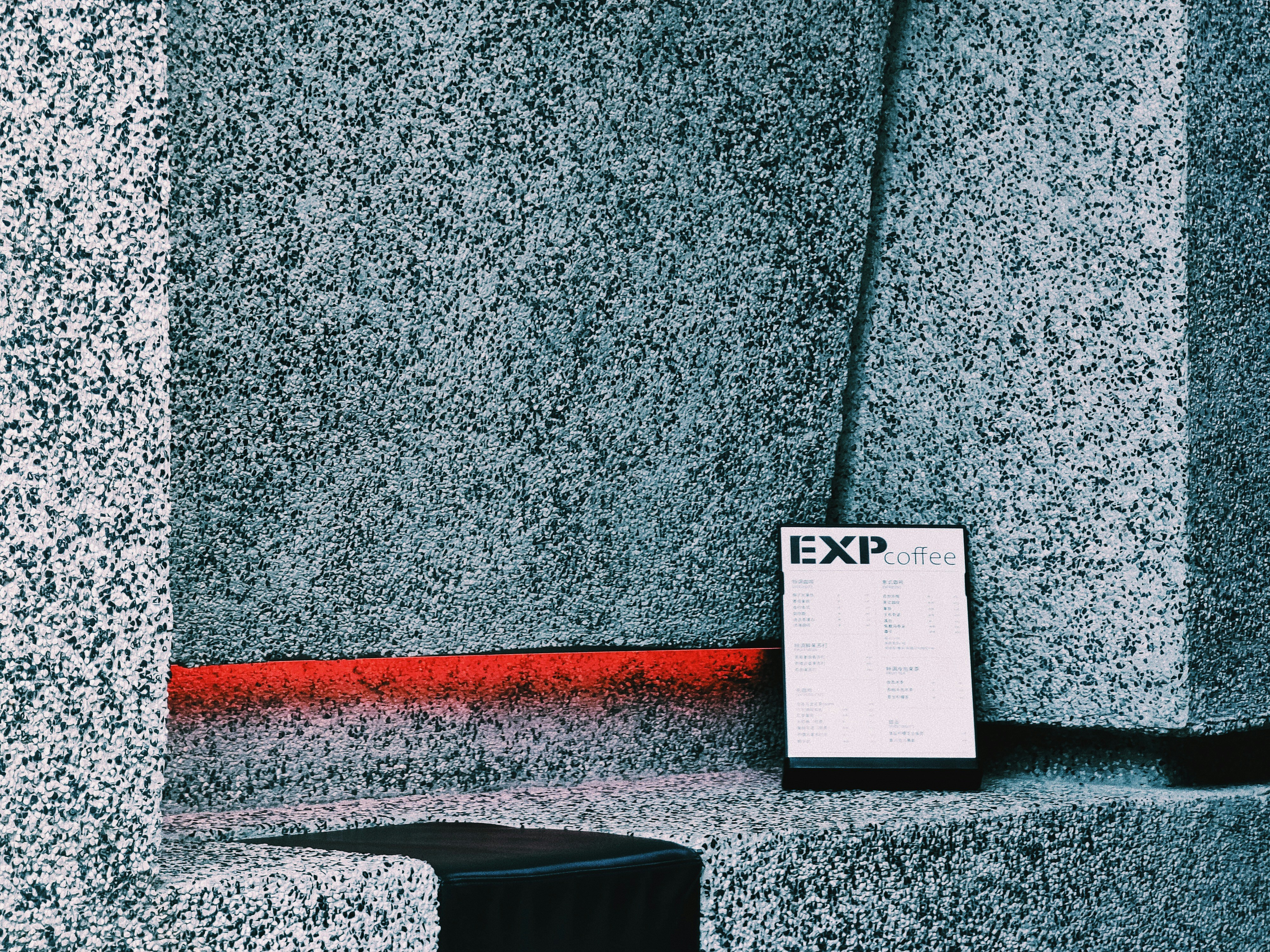 papel de impresora blanco sobre pared de hormigón gris