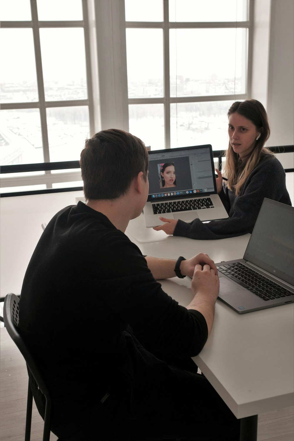 man in black long sleeve shirt using macbook pro