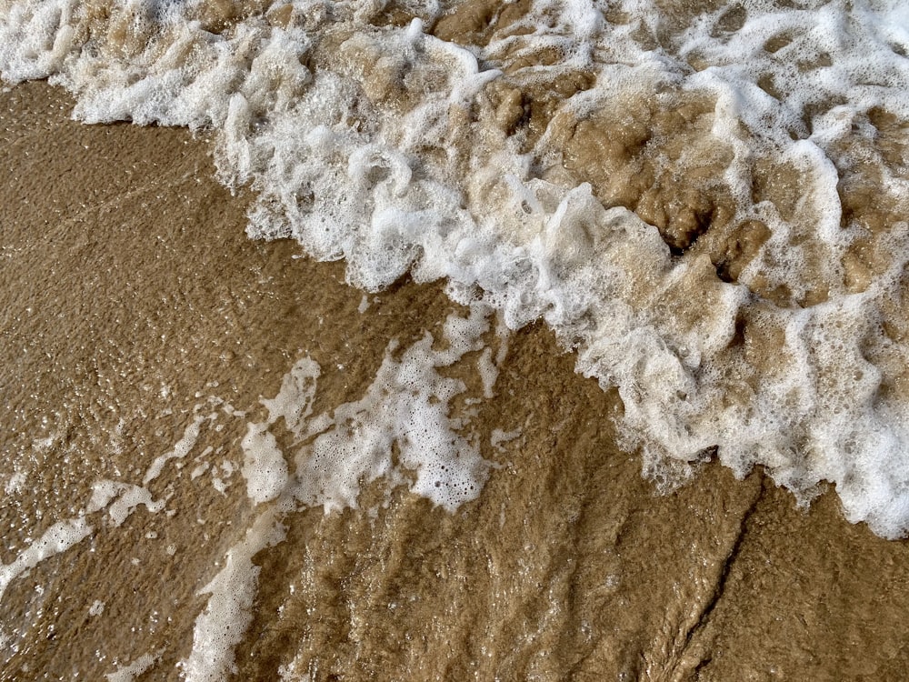 sea waves crashing on shore during daytime