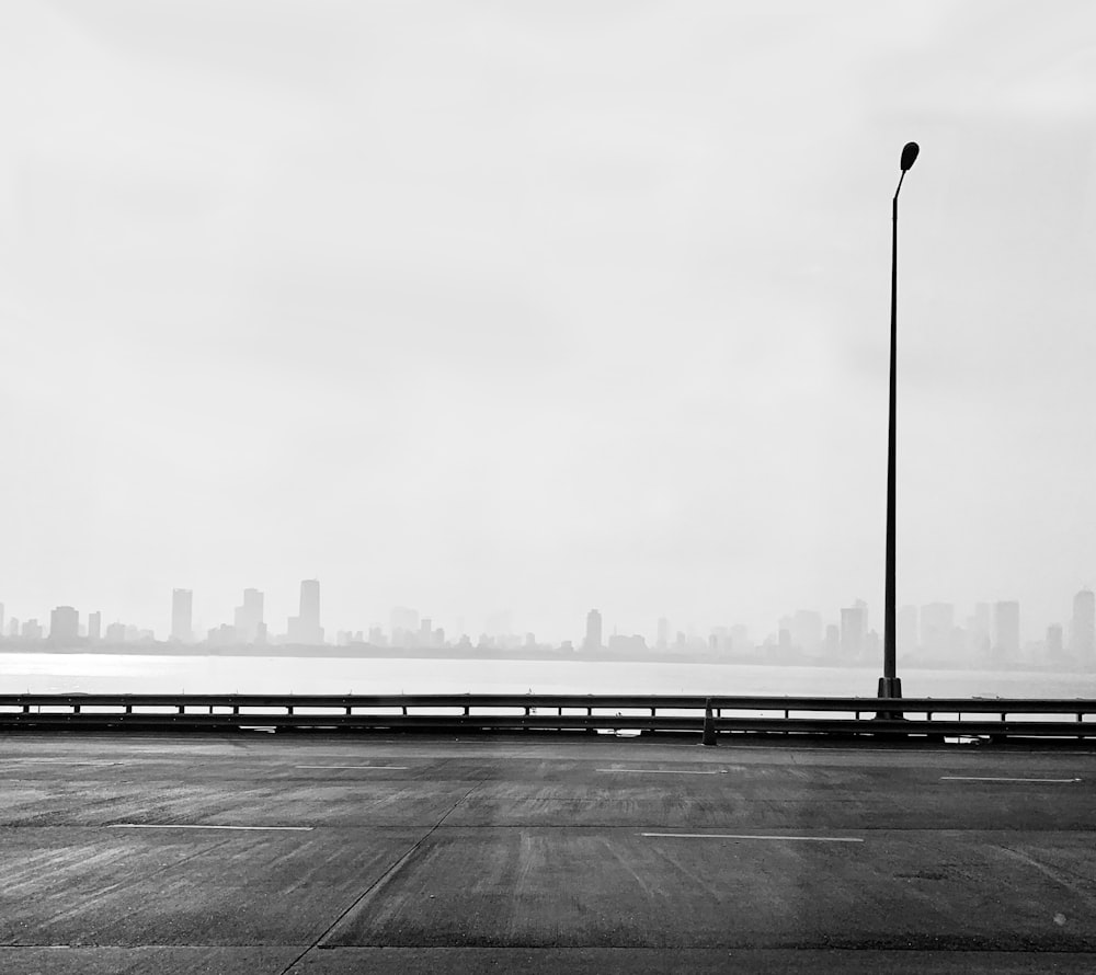 Foto en escala de grises de una ciudad con edificios de gran altura