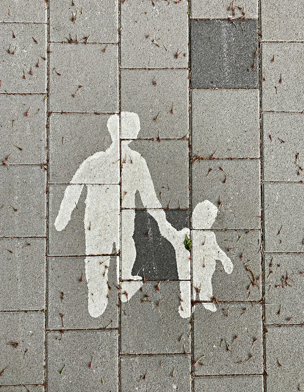 2 personas caminando sobre pavimento de concreto gris