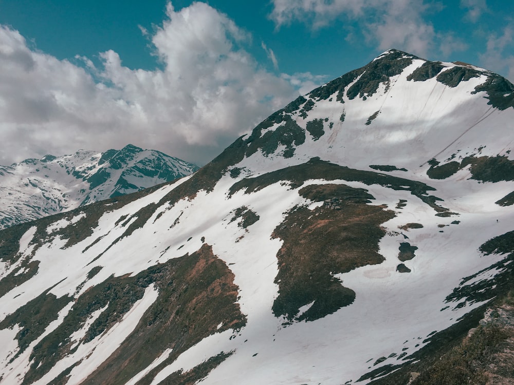 montagne enneigée sous ciel bleu pendant la journée