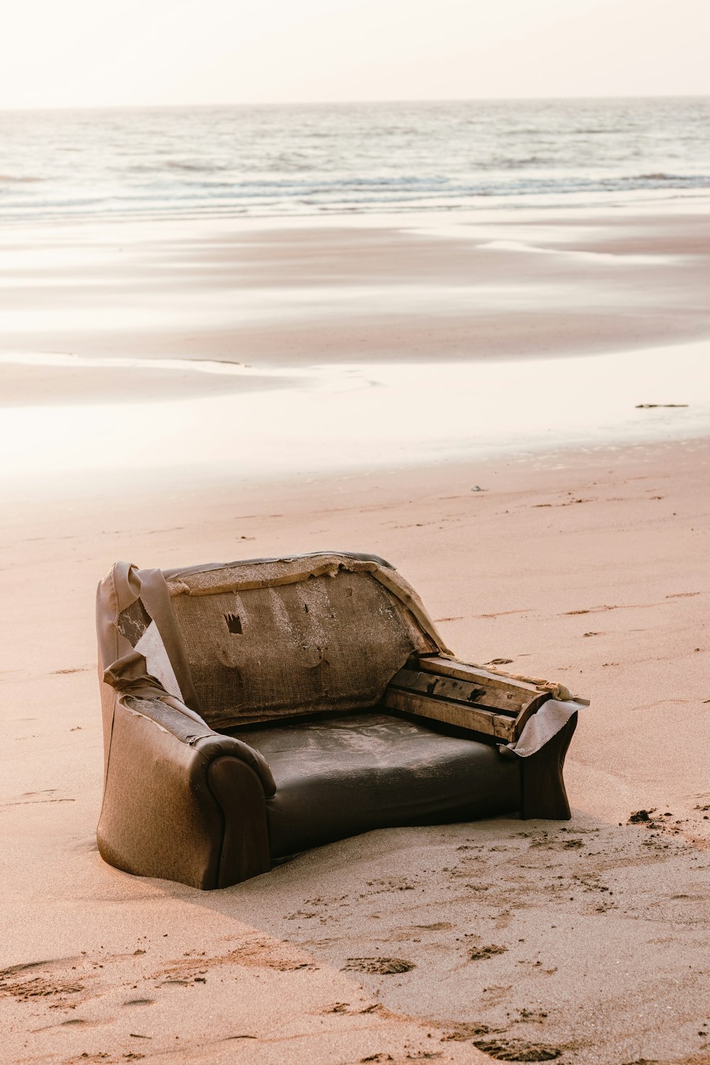 Brauner und grauer Sessel auf braunem Sand