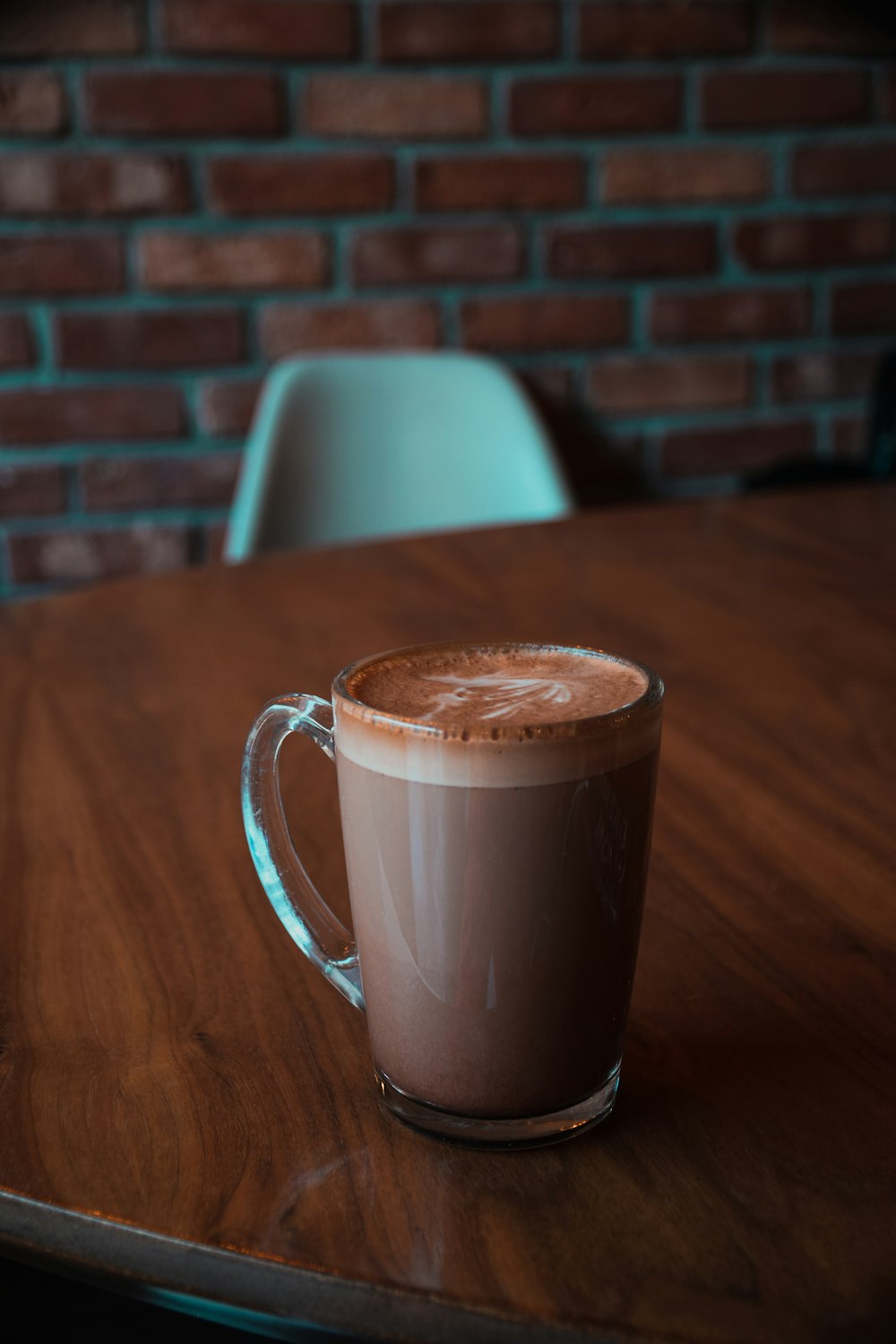 Mug en céramique blanche sur table en bois marron