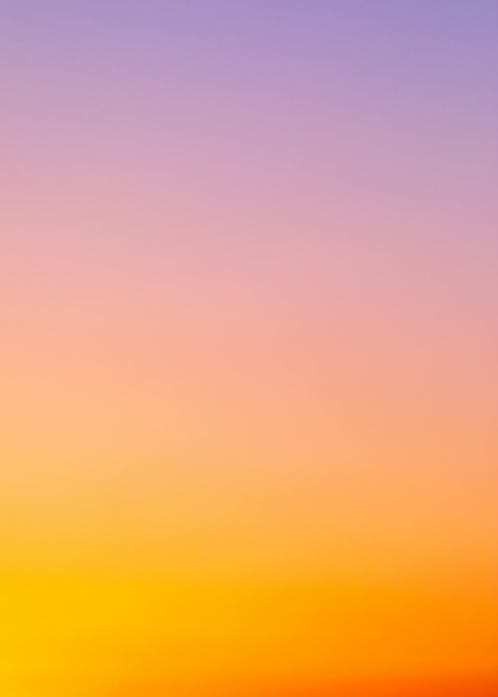 Cielo naranja y amarillo durante la puesta del sol