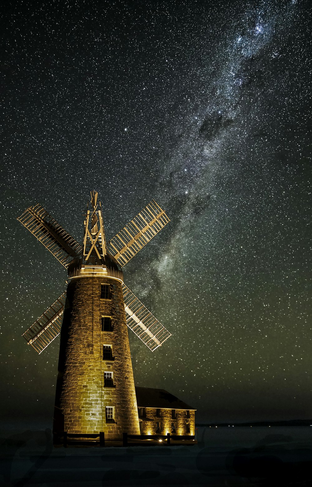 Torre de ladrillo marrón bajo la noche estrellada
