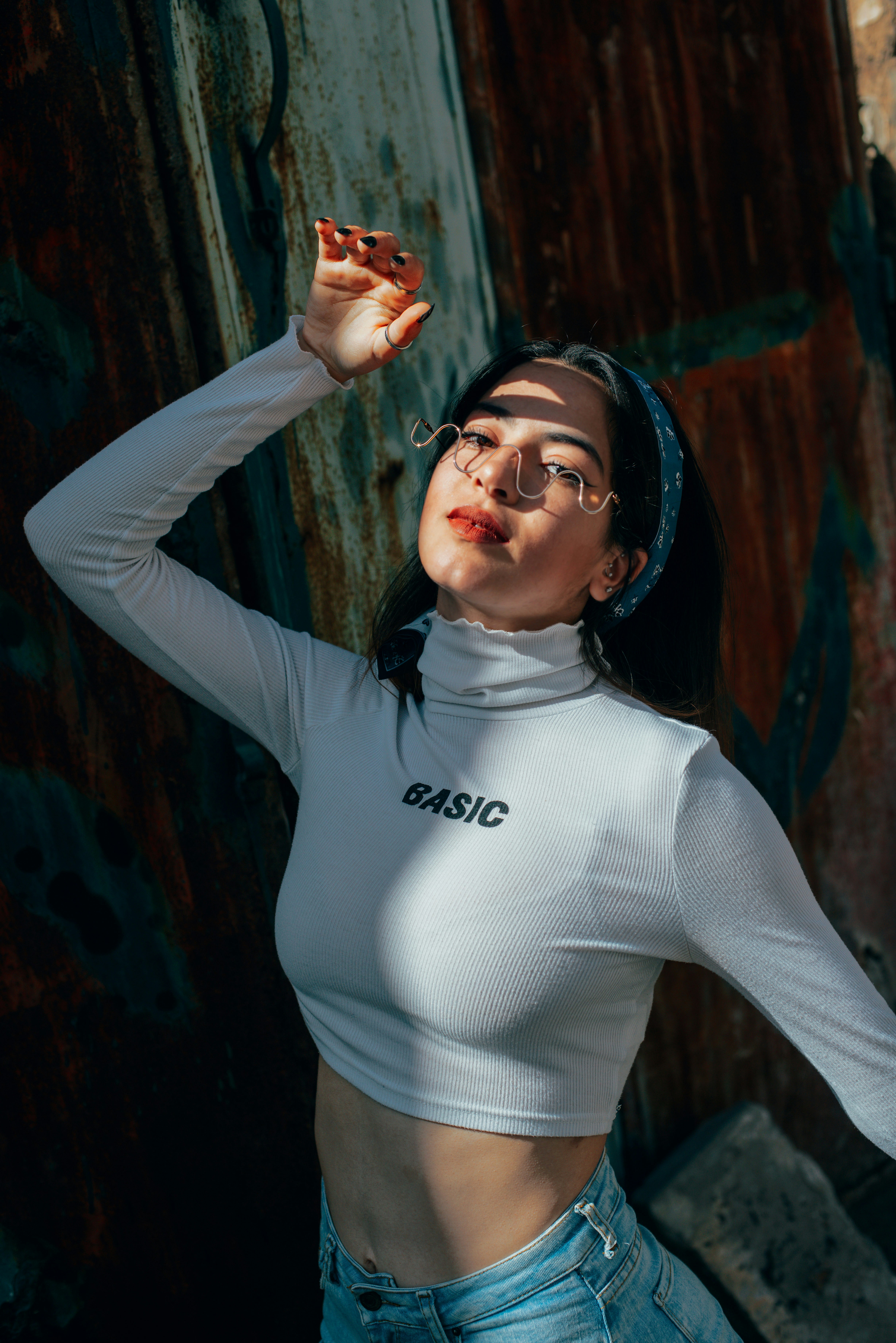 donna in camicia bianca a maniche lunghe che indossa occhiali da sole