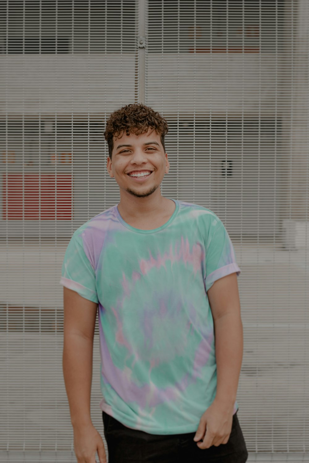 menina sorridente em rosa e verde t-shirt pescoço da tripulação