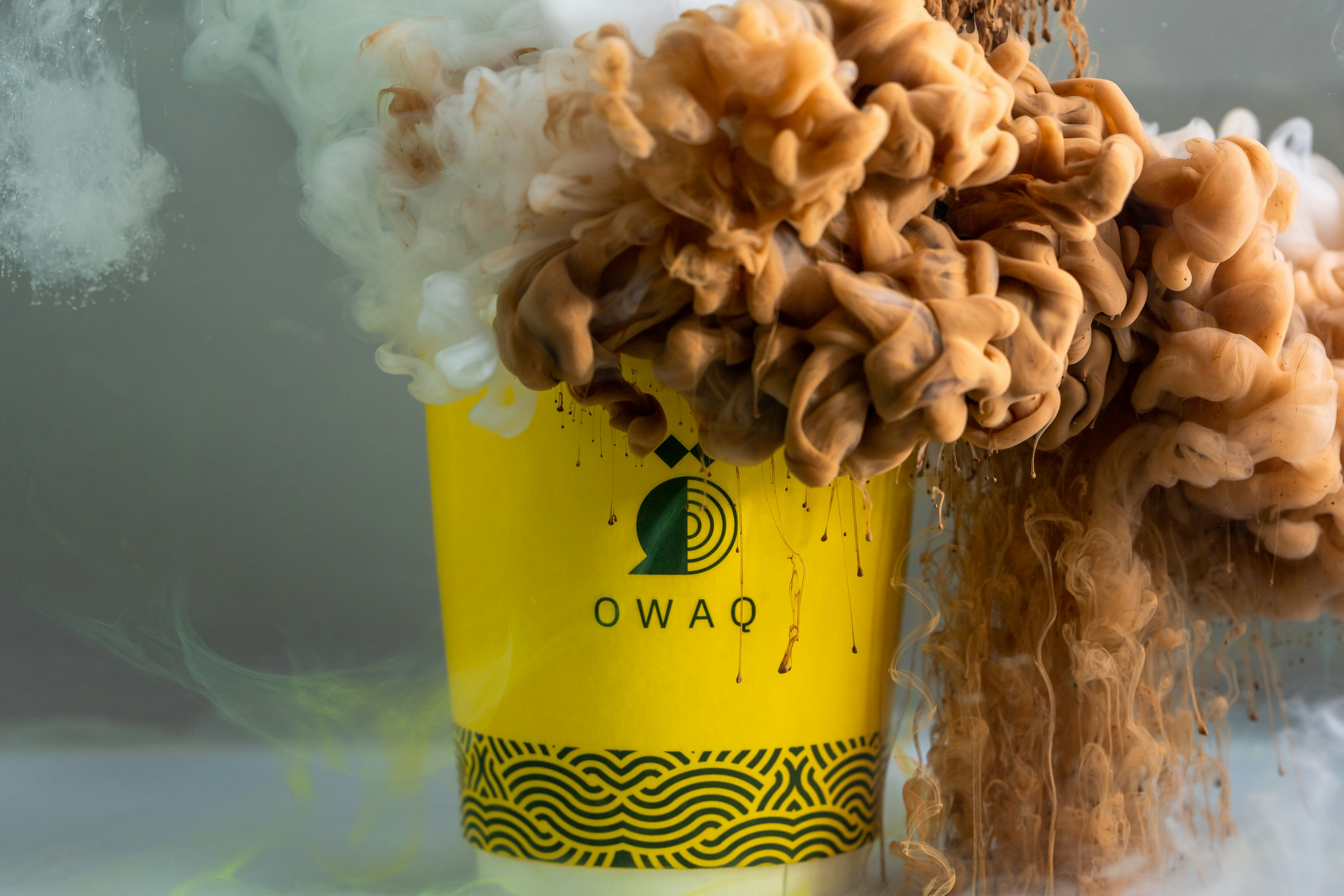 Vaso de papel marrón y verde