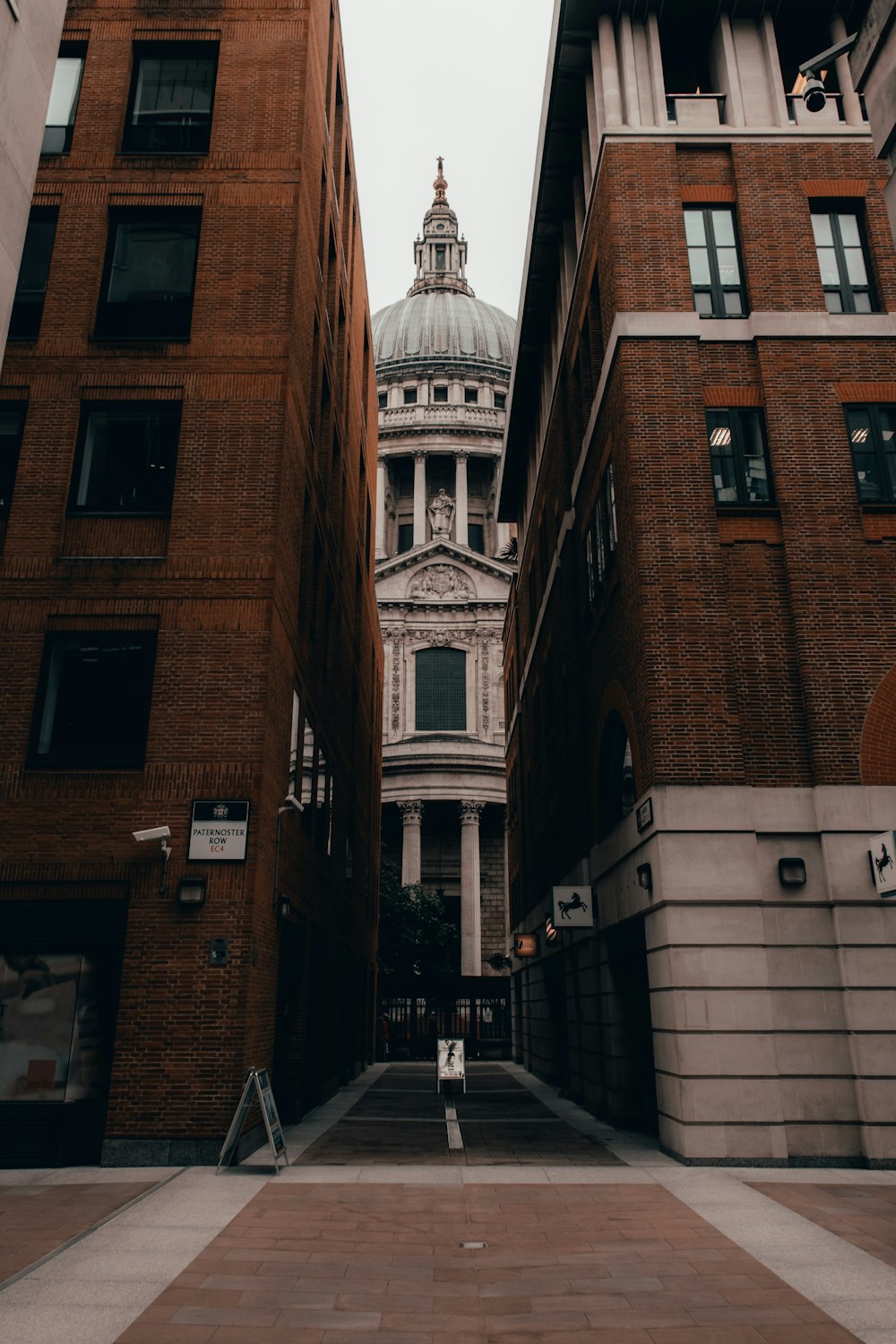 Edificio de ladrillo marrón durante el día