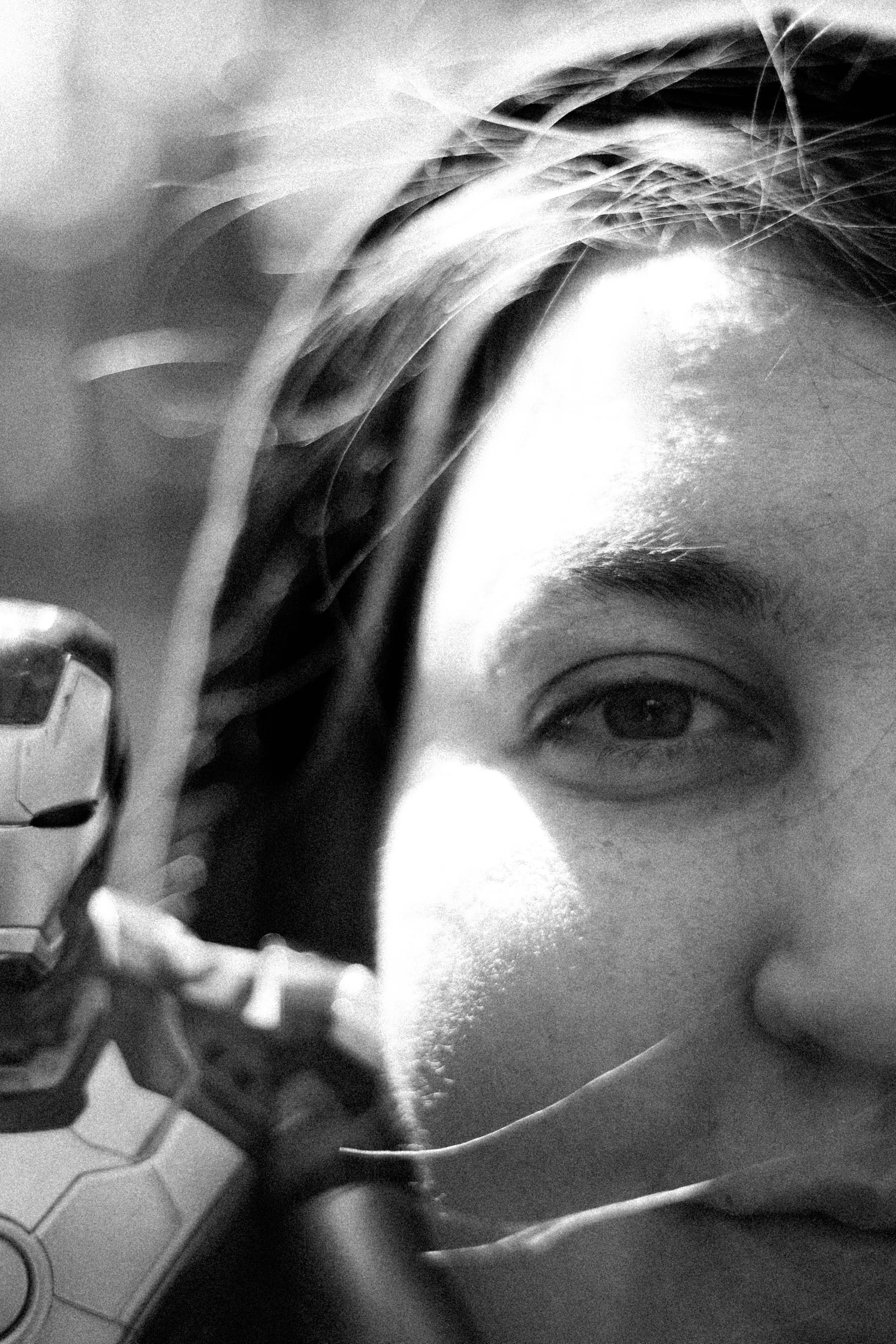 Foto en escala de grises de la cara de la mujer