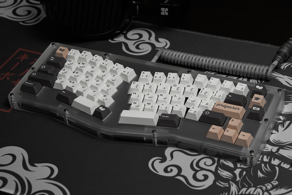 clavier d’ordinateur blanc et noir