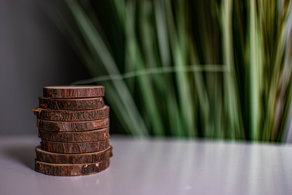 Récipient rond en bois brun sur table blanche