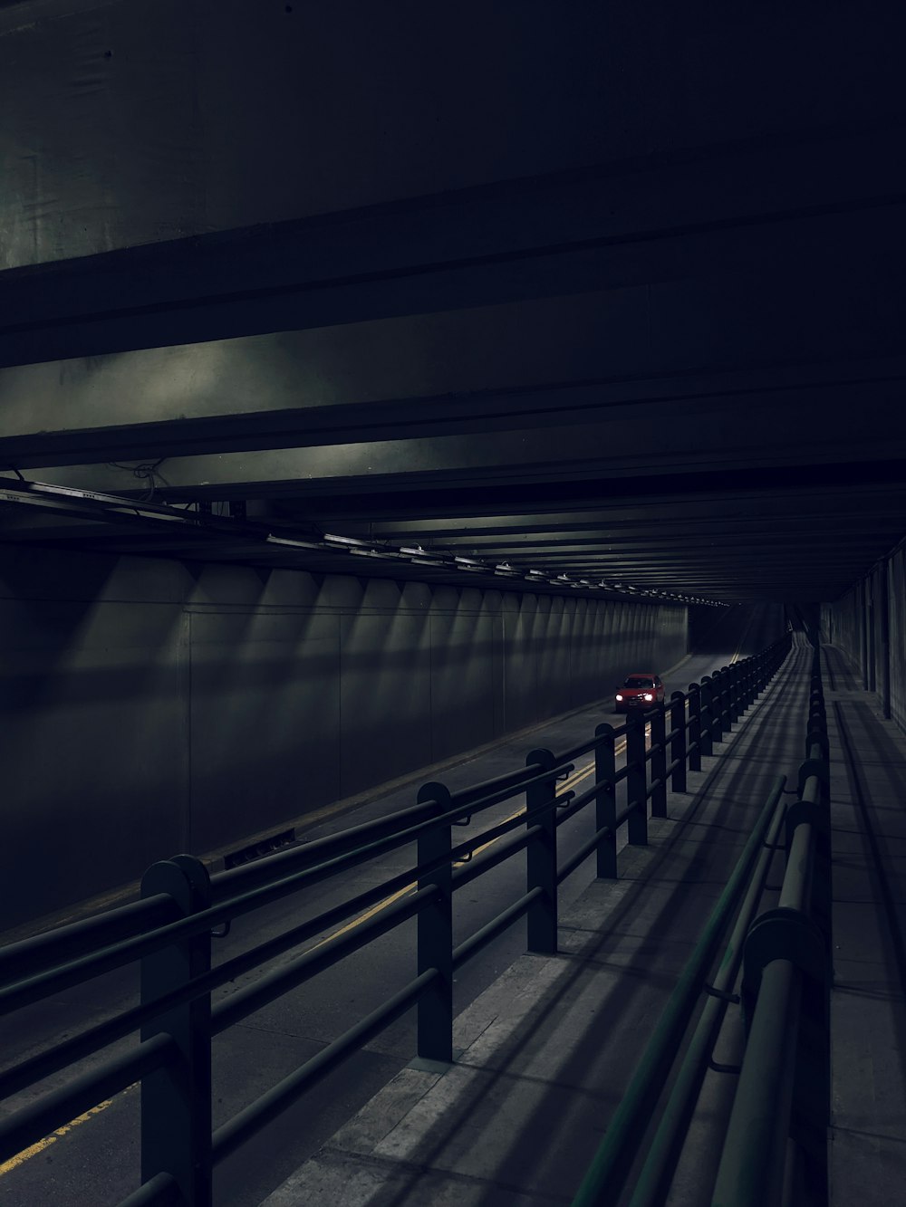 トンネル内の白と黒の列車