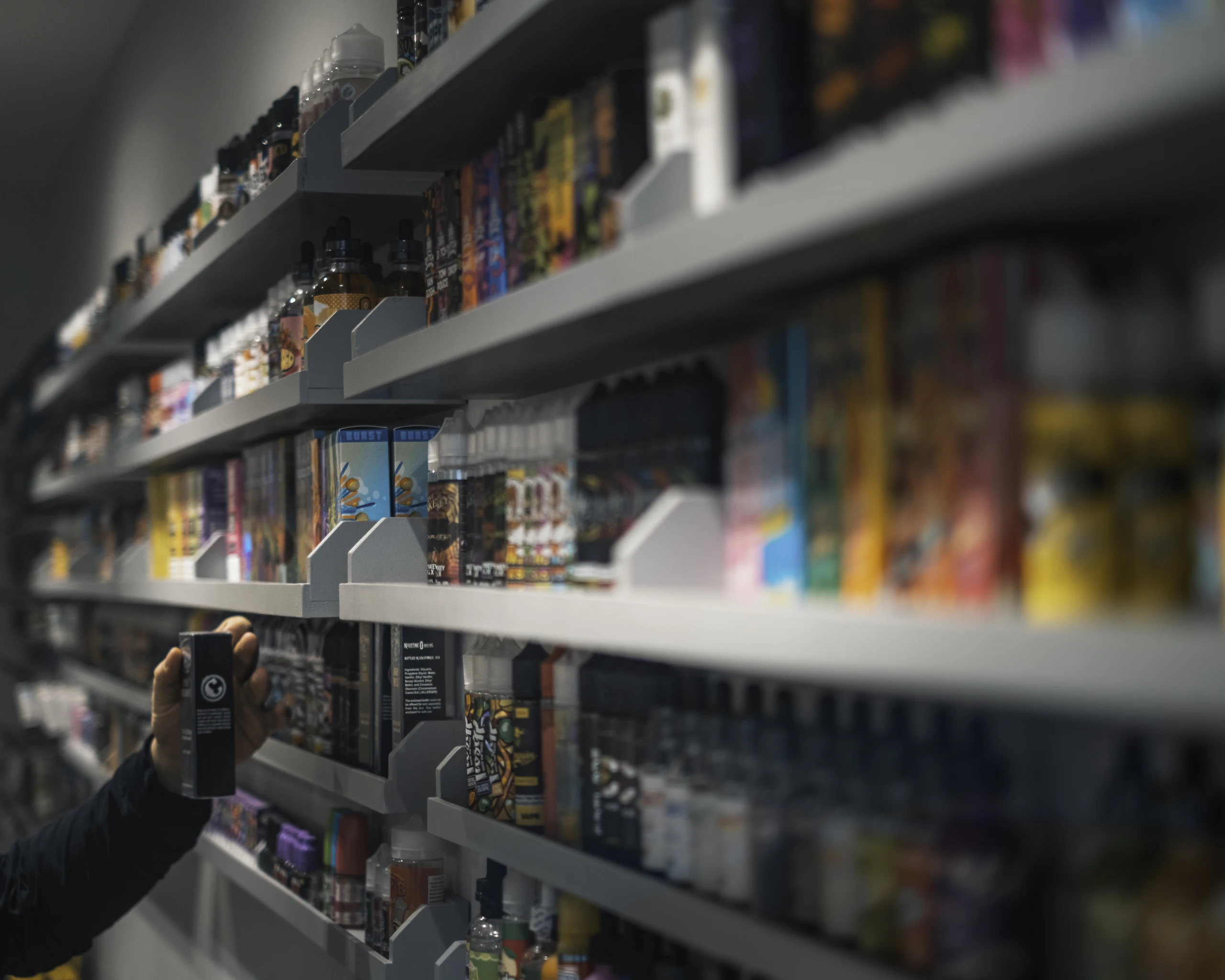 Prateleiras de loja com produtos coloridos em primeiro plano