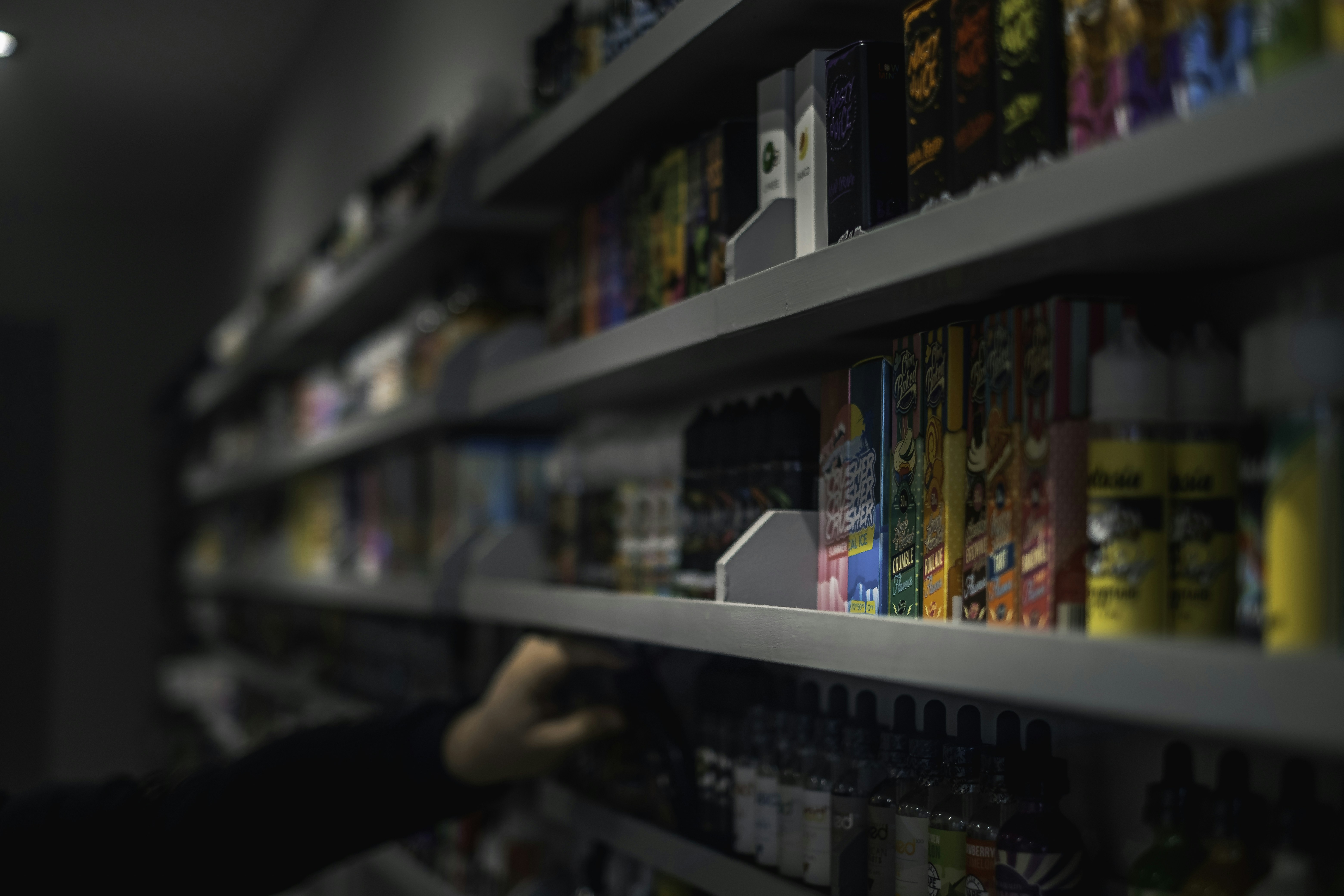 photo-1618588487847-d940dcdd6e87?ixid=M3wxMjA3fDB8MXxzZWFyY2h8M3x8dmFwZSUyMHNob3B8ZW58MHx8fHwxNzI3MjQ1NzIwfDA\u0026ixlib=rb-4.0.3